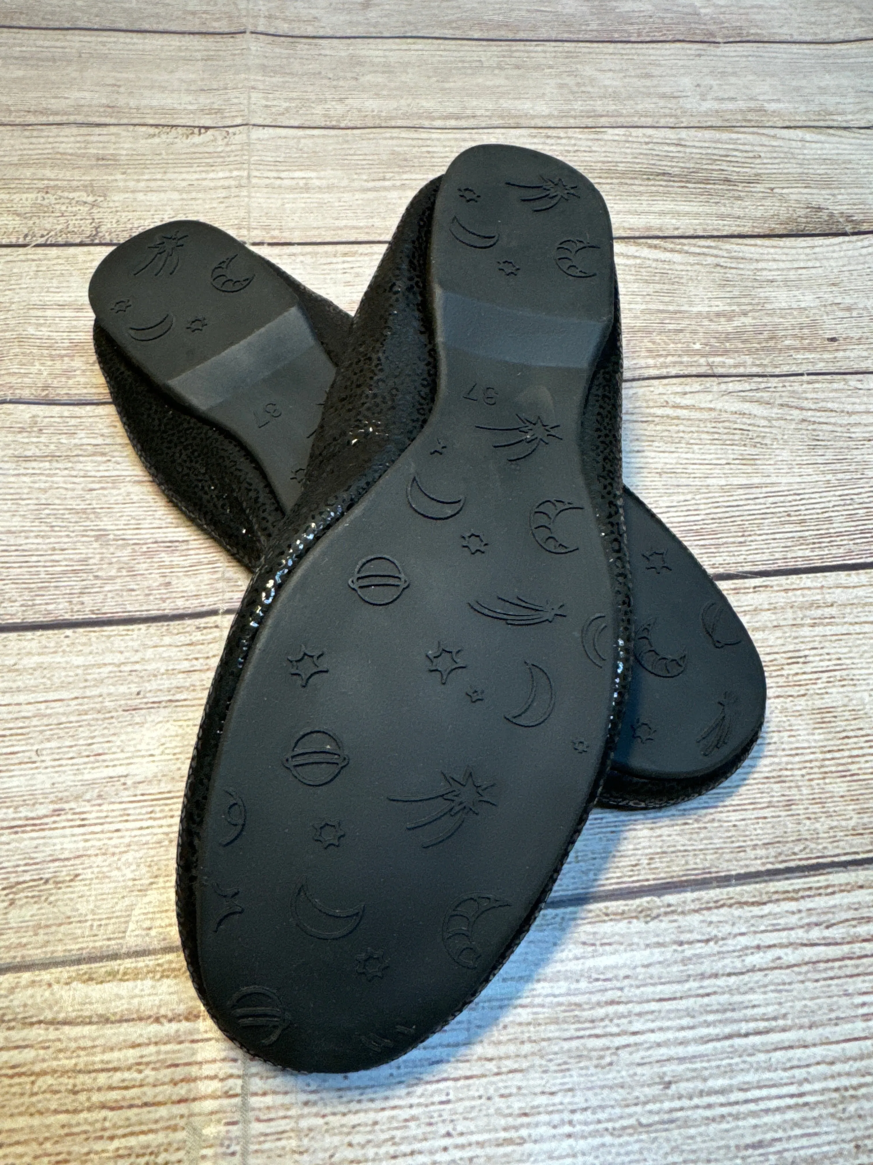 Shoes Flats By Cmb In Black, Size: 7