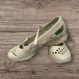Shoes Flats By Skechers In Cream, Size: 8