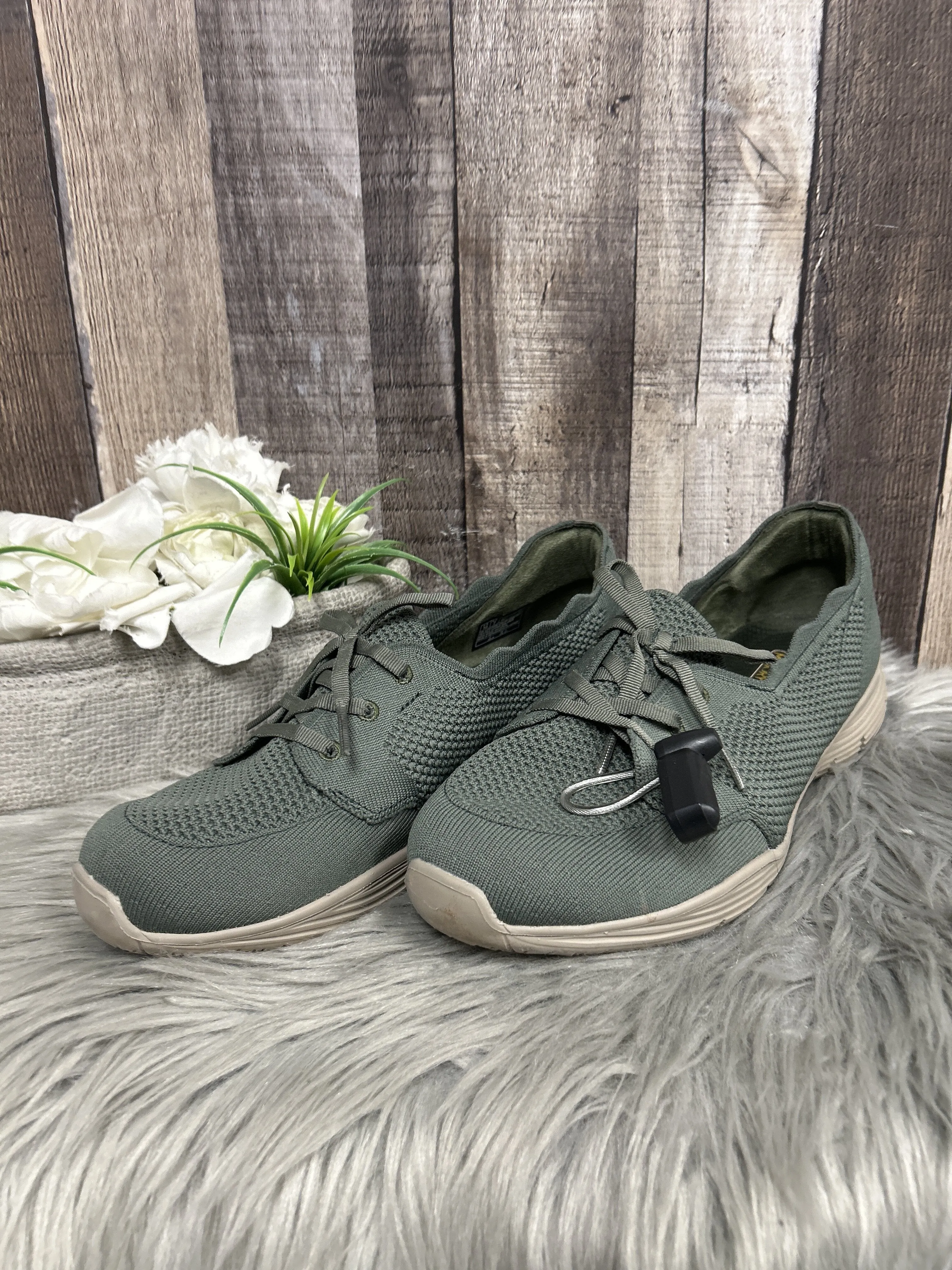 Shoes Flats By Skechers  Size: 10