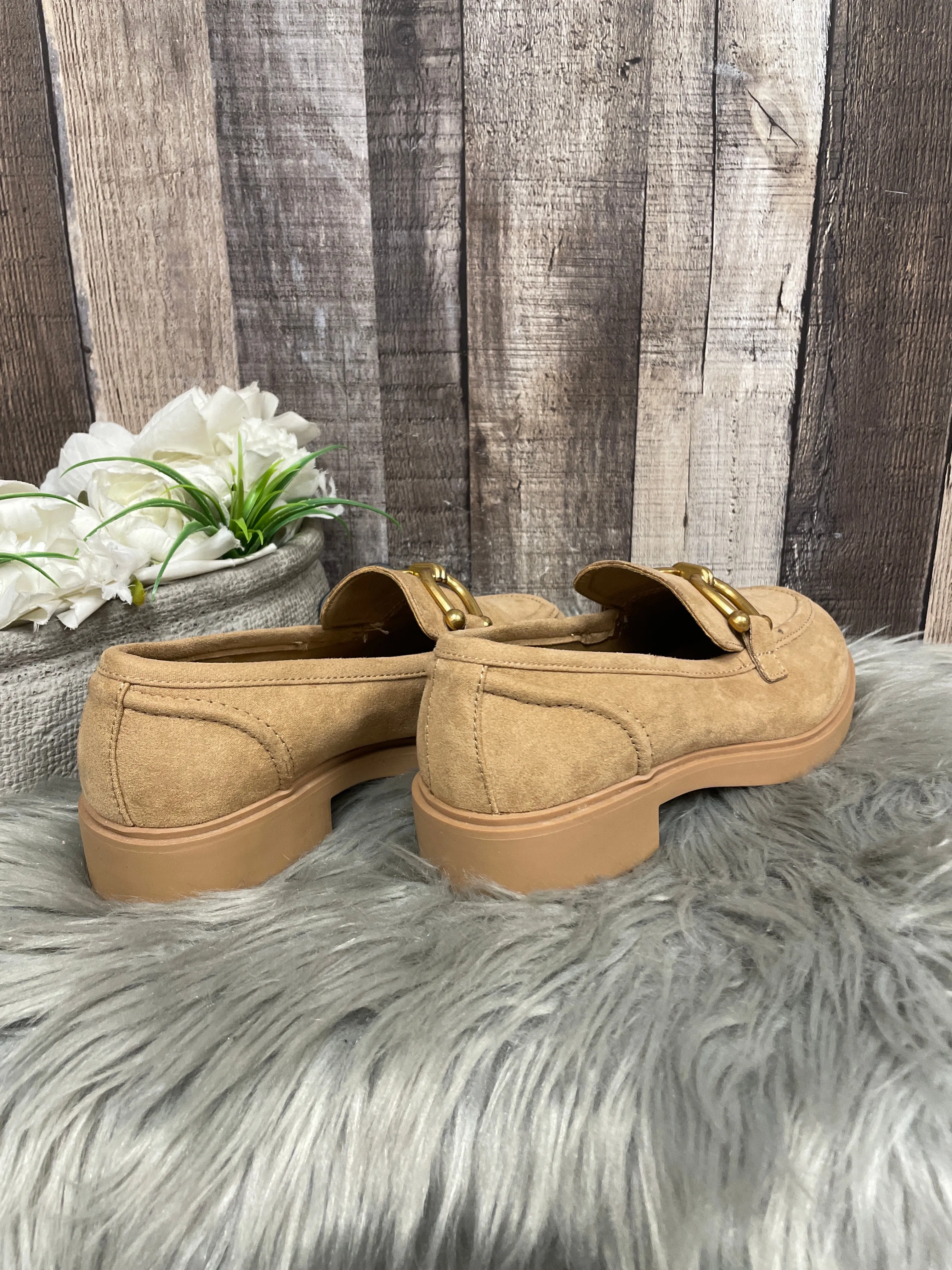 Shoes Flats By Torrid In Tan, Size: 6