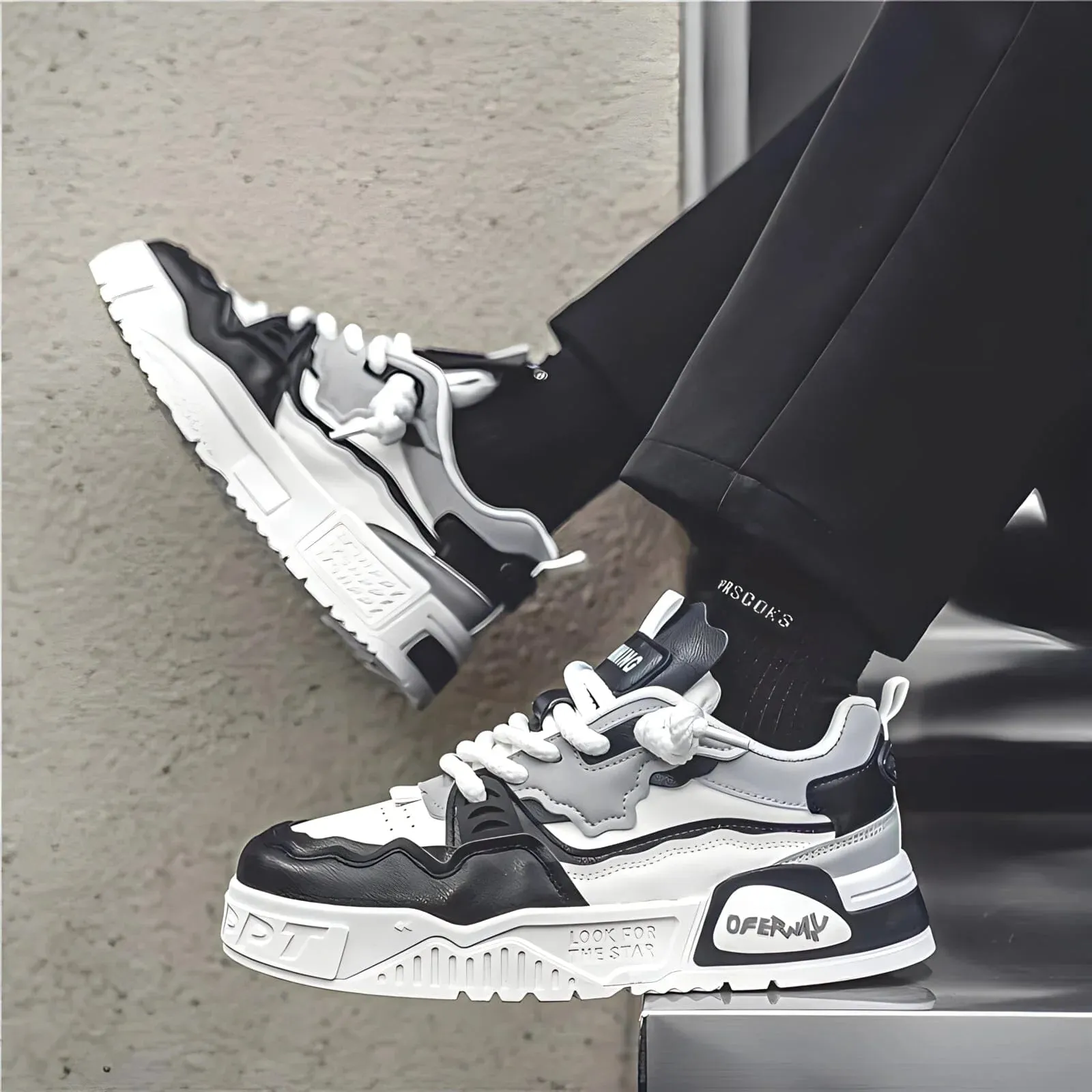 The Vinci Laced Sneakers